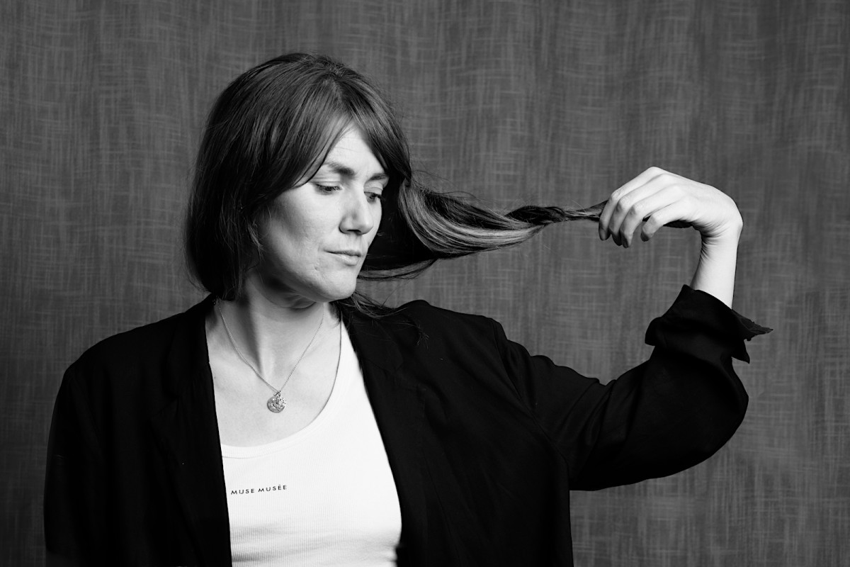 Portrait of Hedvig twirling her hair